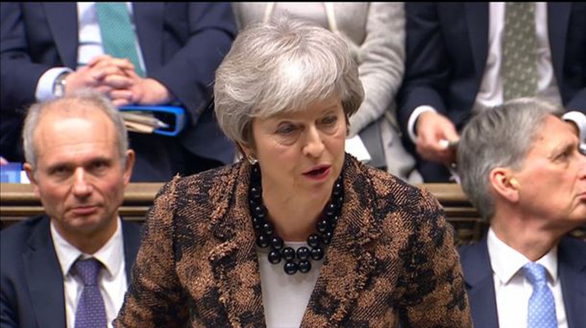 Theresa May durante el pleno en la Cámara de los Comunes.