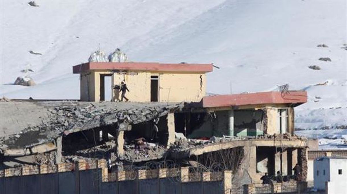 El edificio de la principal agencia de seguridad afgana, parcialmente destruido, en Wardak. EFE