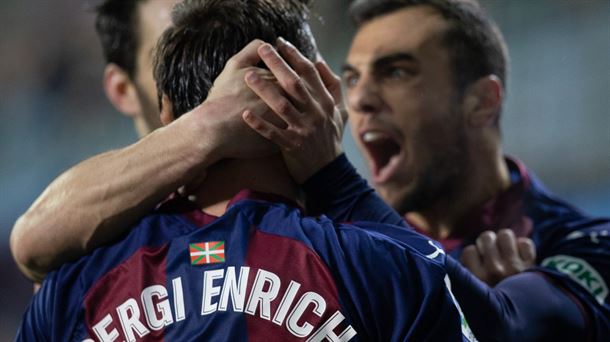 Los jugadores del Eibar celebrando el gol de Sergi Enrich. Foto: @SDeibar