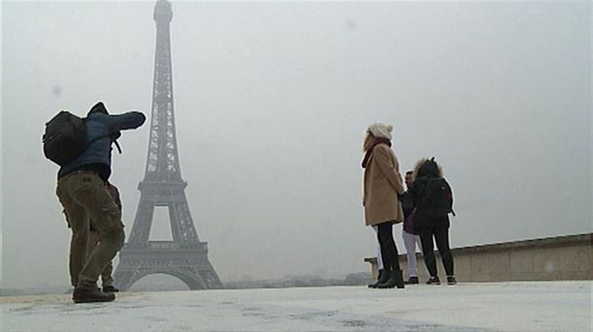 Torre Eiffel cerrada por la nieve