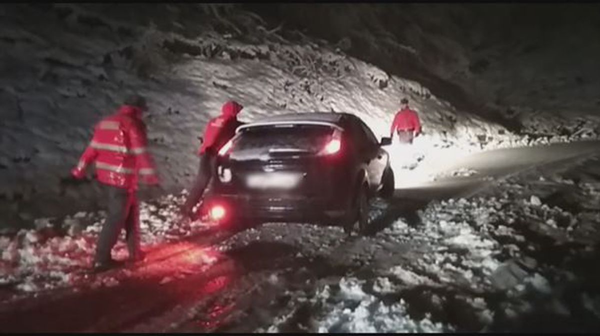Rescate de un coche en la nieve en Artesiaga