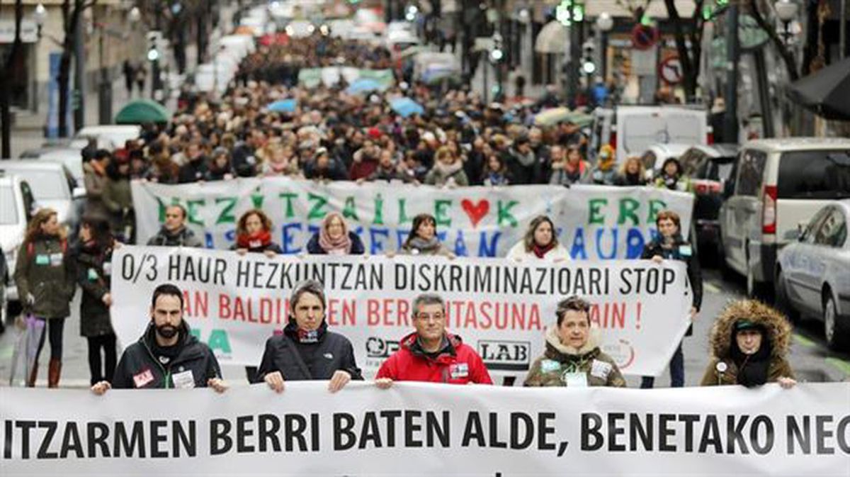 Los sindicatos ELA, Steilas, CCOO, LAB y UGT, recorren las calles de Bilbao este miércoles