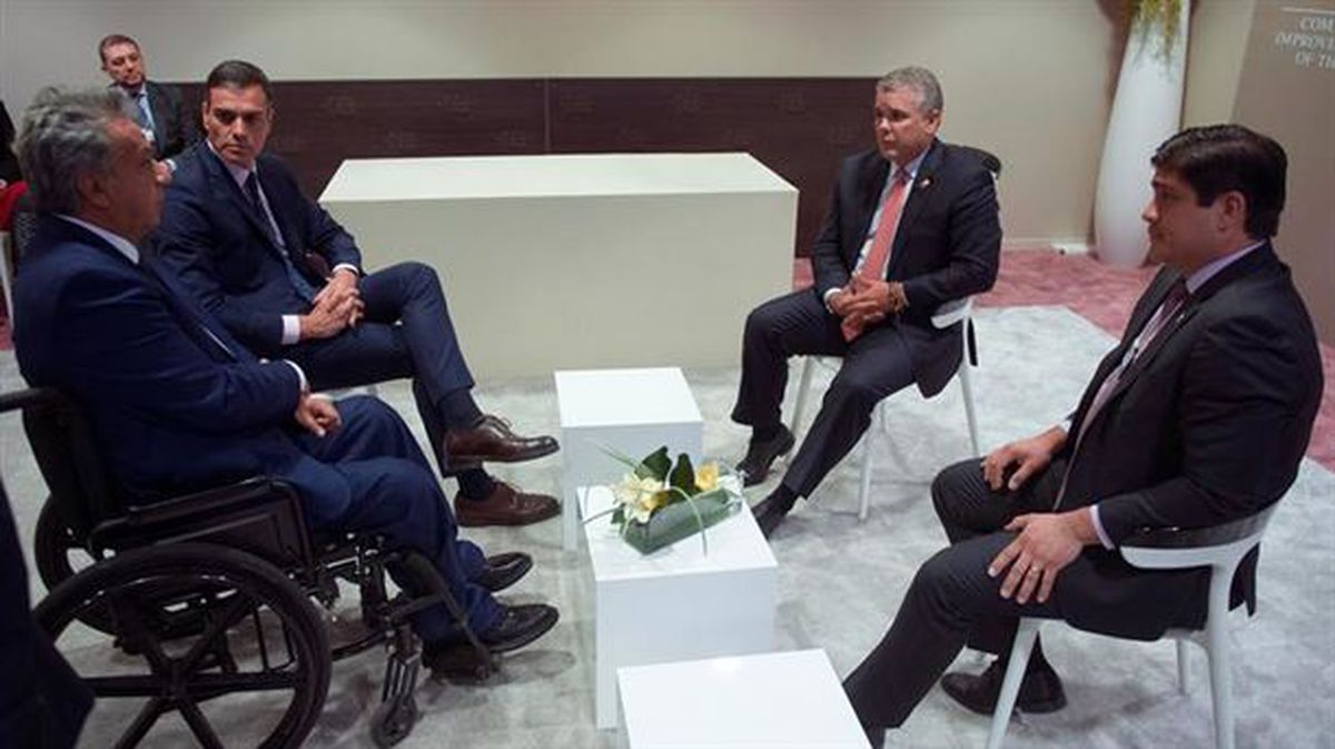 Pedro Sánchez reunido con los presidentes de Ecuador, Perú y Costa Rica en Davos