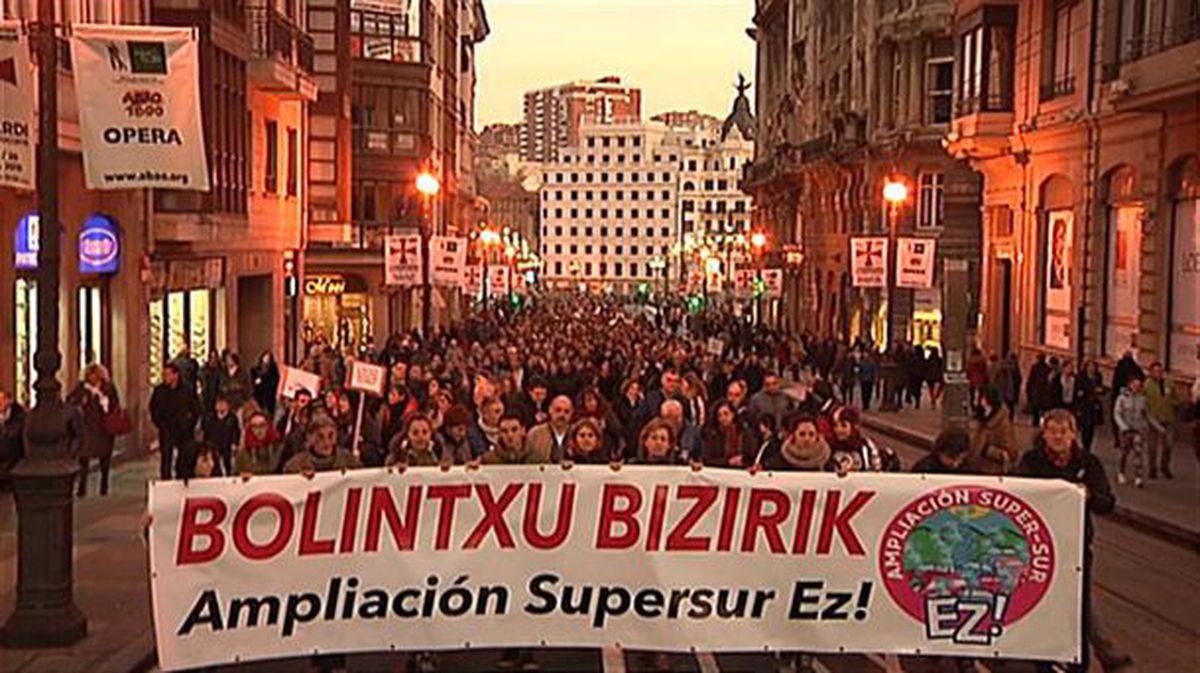 Imagen de la cabecera de la manifestación que ha recorrido las calles de Bilbao