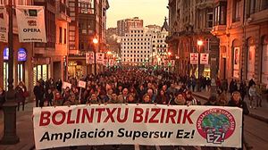 Una manifestación en Bilbao pide paralizar la ampliación de la Supersur