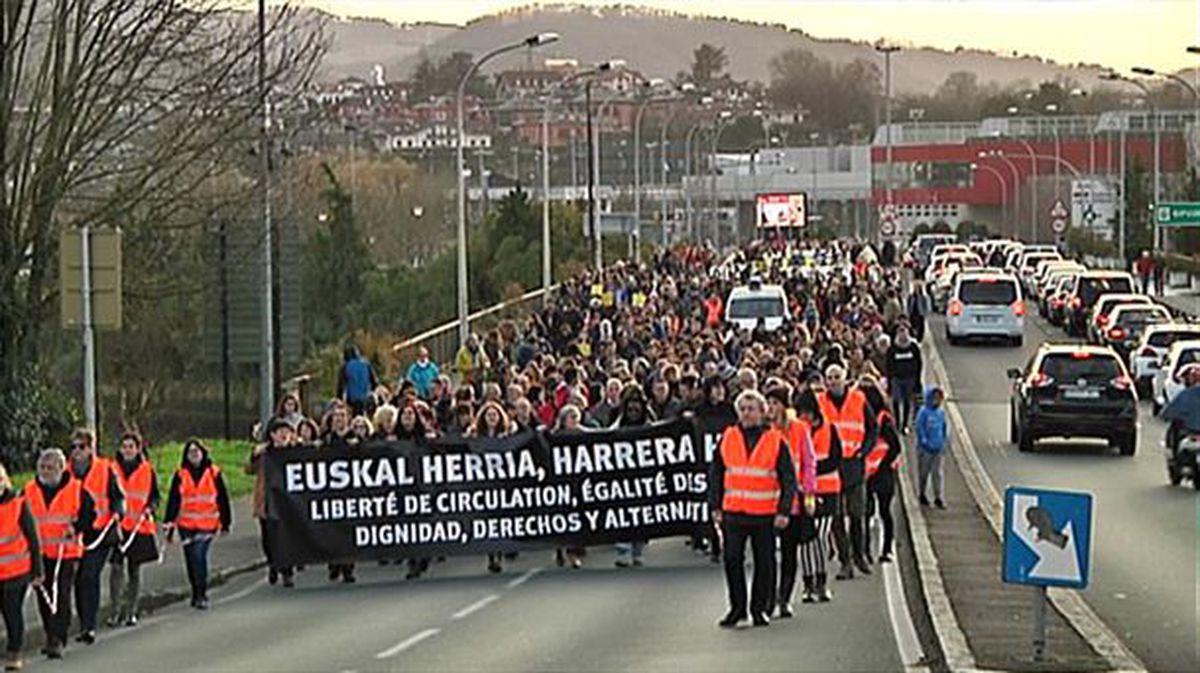 Manifestación de Harrera Sarea, entre Irun y Hendaia.