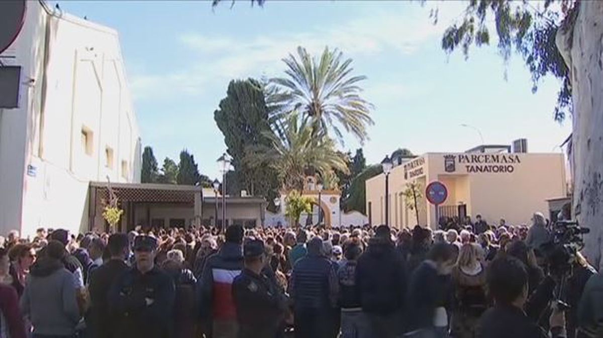 Gente agolpada ante el tanatorio de El Palo, Málaga.