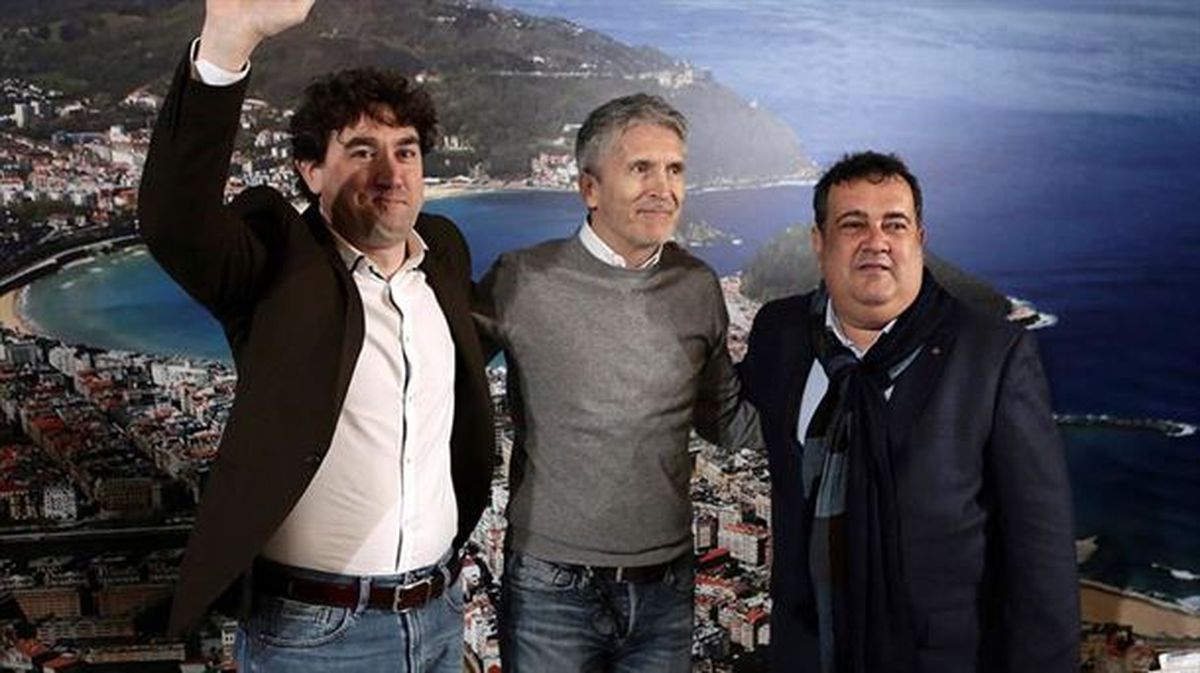 El ministro Grande-Marlaska, con Gasco y Andueza en un acto del PSE-EE en San Sebastián.
