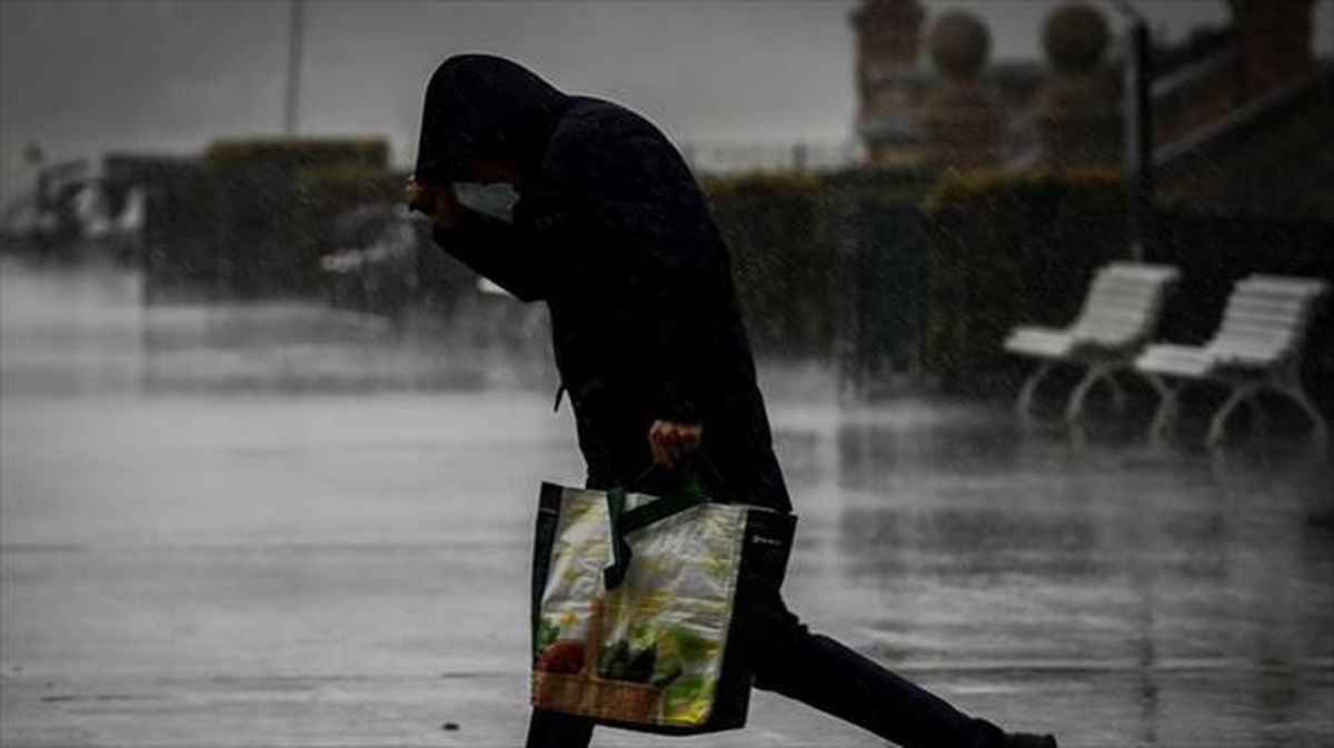 Un hombre camina bajo la lluvia en San Sebastián.