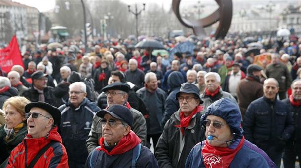 Los pensionistas han vuelto a concentrarse en Bilbao pese al temporal.