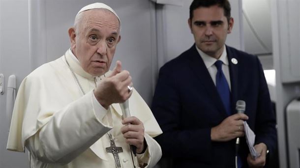 El papa Francisco durante el vuelo de vuelta desde Panamá