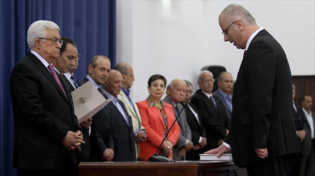 El presidente Mahmud Abbas y primer ministro Rami Hamdallah durante la jura del cargo.