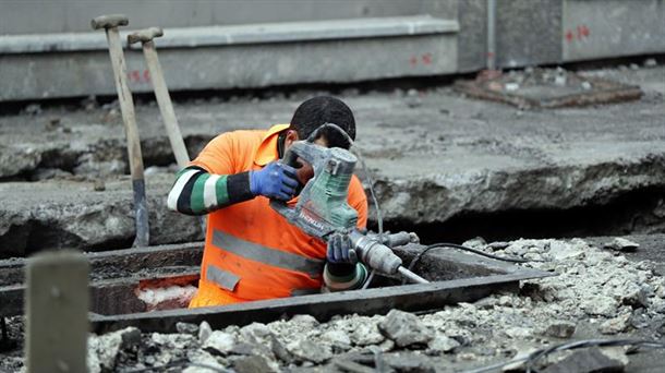 Un trabajador. Foto: EFE