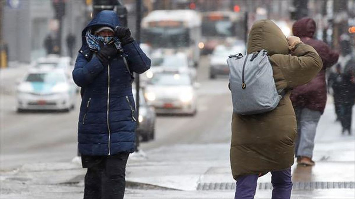 Personas caminan durante la ola de frío polar, en Chicago, Illinois