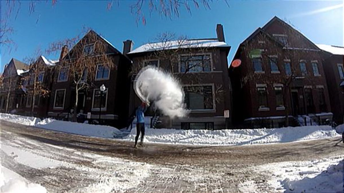 Un joven lanza una cazuela de agua hirviendo y con el frío se convierte en hielo