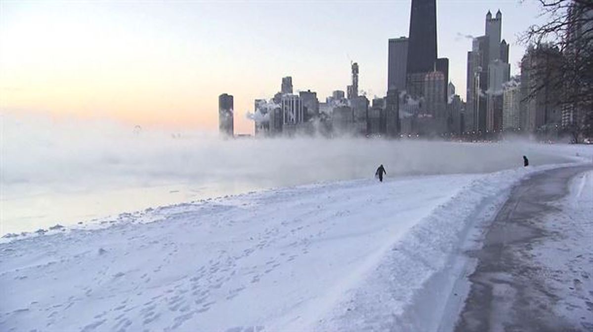 Imagen de la ciudad de Chicago y su rio prácticamente helado
