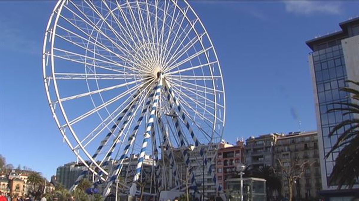 Retiran las cabinas de la noria de San Sebastián ante la previsión de fuerte viento