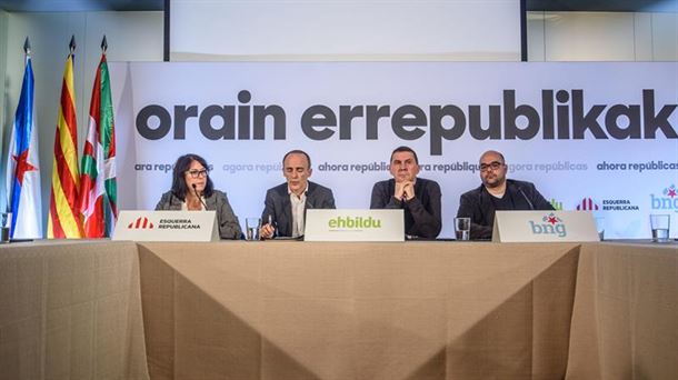 Representantes de EH Bildu y BNG durante la rueda de prensa. 