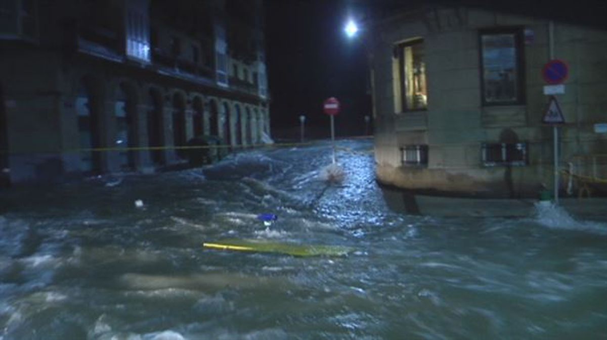 El agua entrando en la Parte Vieja de San Sebastián