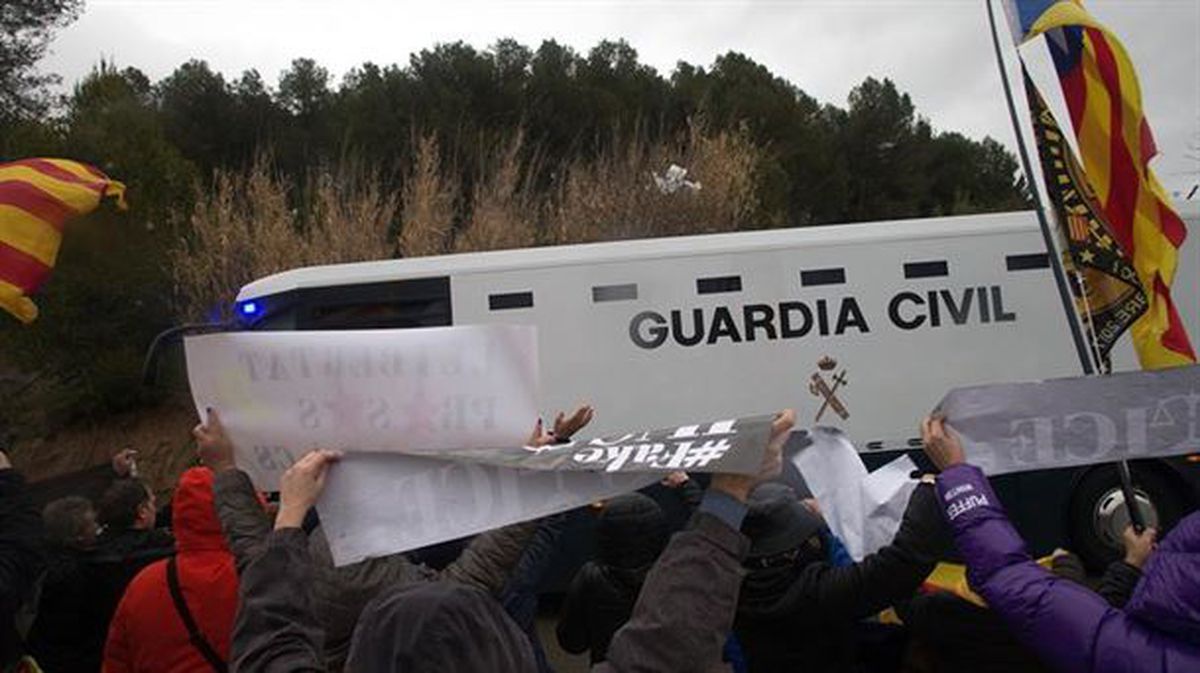 El furgón de la Guardia Civil que ha trasladado a los políticos catalanes saliendo de Brians II.