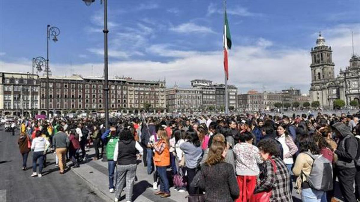 Ehunka pertsona Zocaloko eraikinetatik ateratzen, Mexikoko hiriburuan. Argazkia. EFE