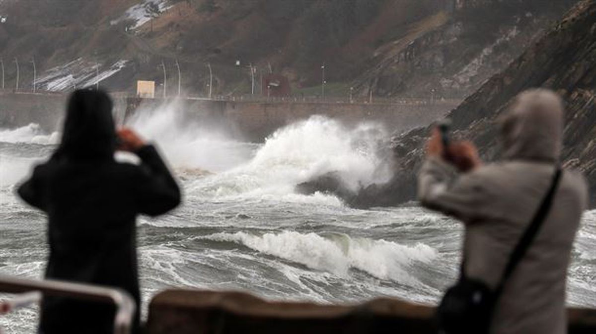 Viento y olas en Donostia-San Sebastián. Foto: Efe