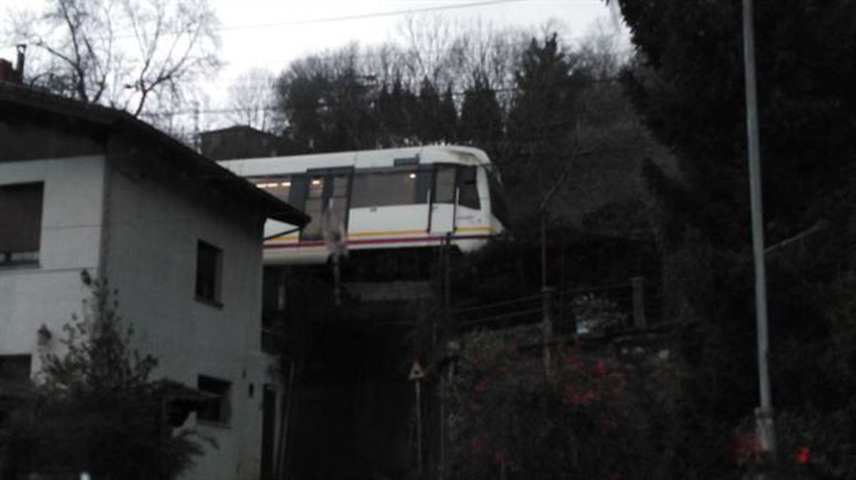 Tren desalojado en Alonsotegi por caida de árbol a la catenaria