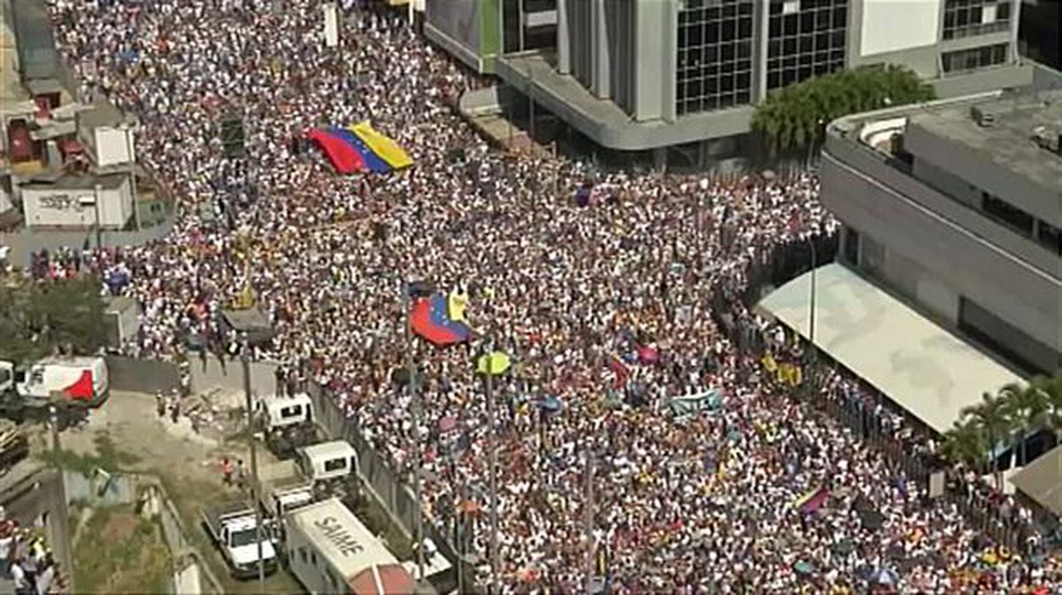 Venezolanos participan en la manifestación de apoyo a Nicolás Maduro.