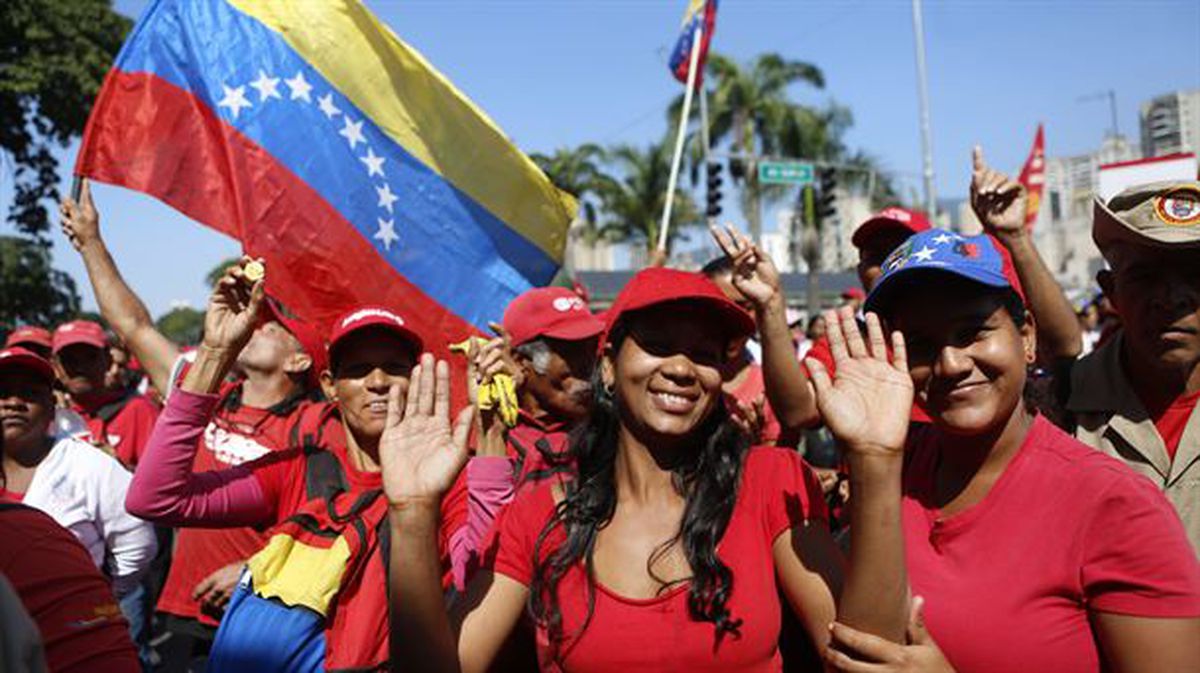 Venezolanos participan en la manifestación de apoyo a Nicolás Maduro.