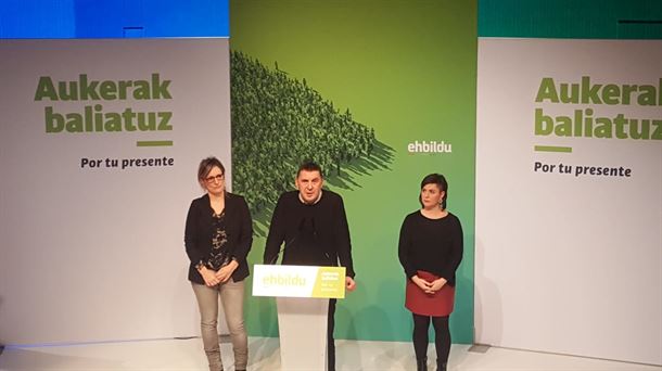 Arnaldo Otegi junto a Bea Ilardia y María Solar.