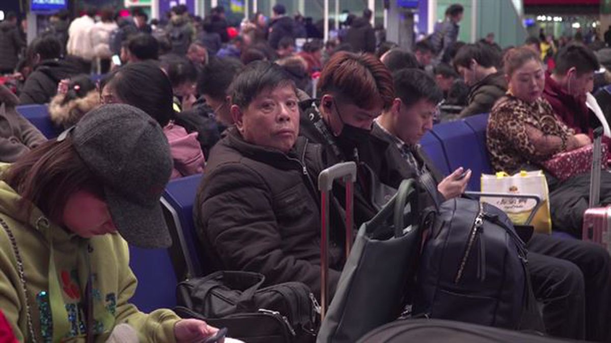 Ciudadanos chinos, esperando a coger su transporte