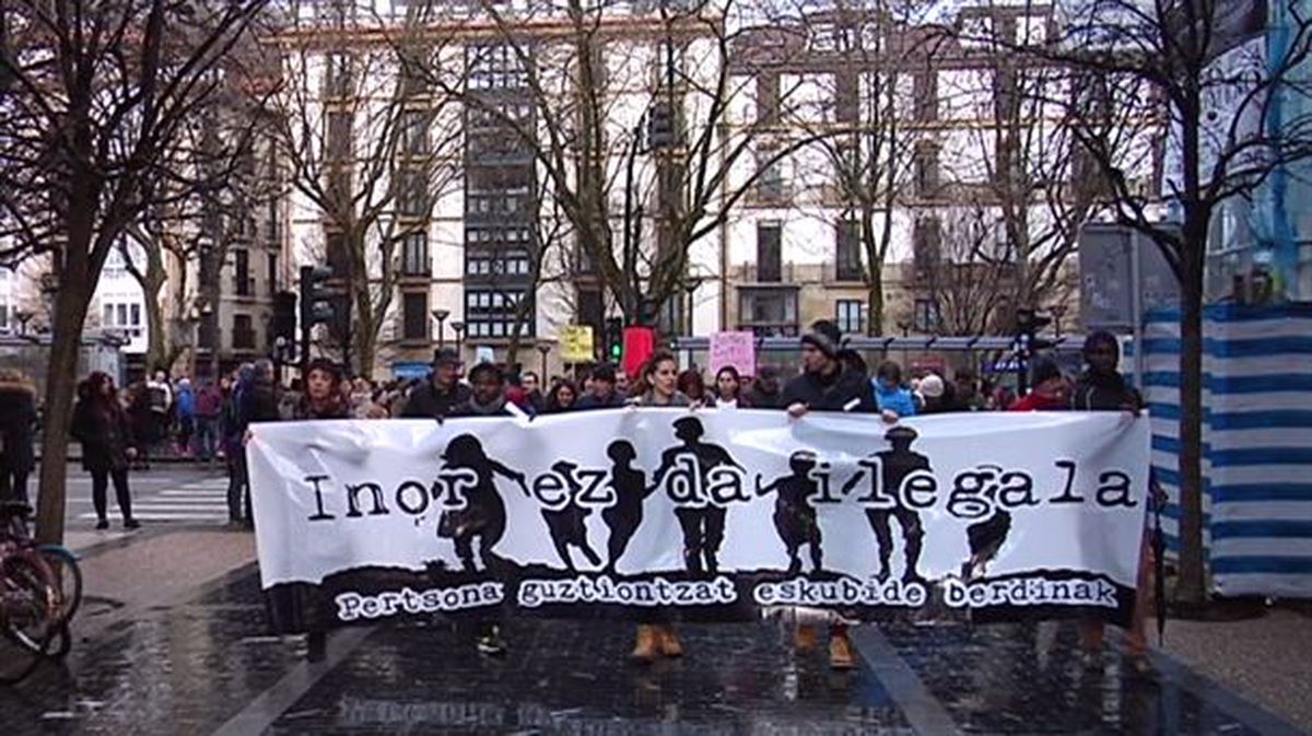 Cabecera de la marcha que ha recorrido Donostia