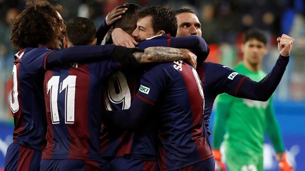 Jugadores del Eibar celebran uno de los goles