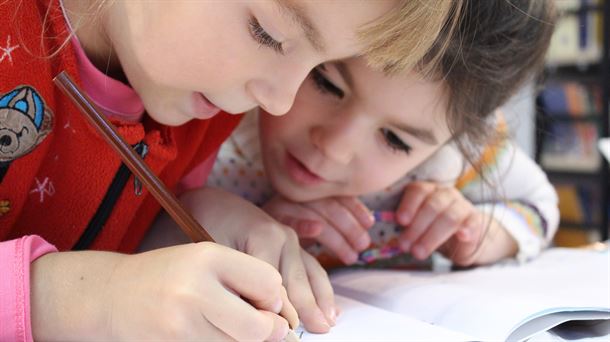 Niños de infantil en clase