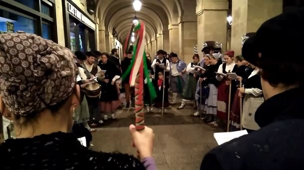 25 coros animan las calles de Gasteiz en la víspera de Santa Agueda
