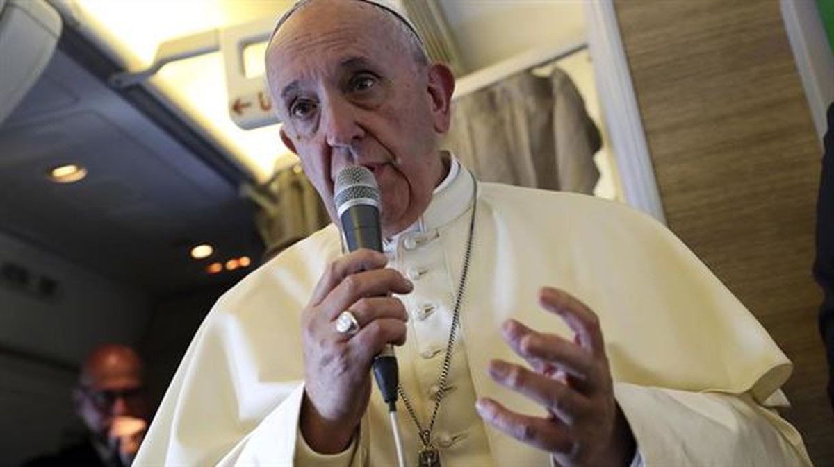 El papa durante la rueda de prensa en el avión de regreso a Roma
