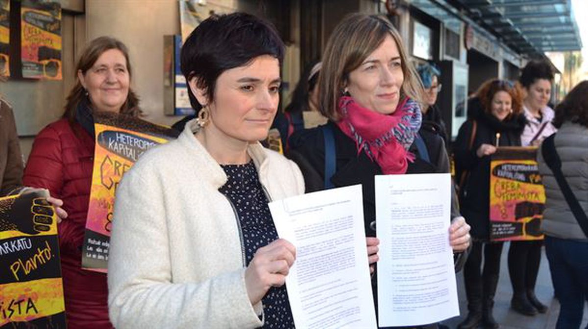 Representantes sindicales tras el registro en Bilbo de la huelga feminista del 8 de marzo
