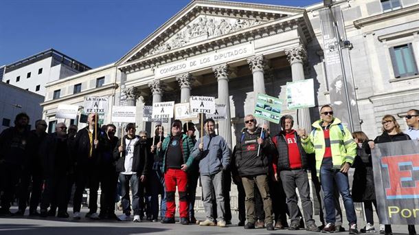 Los trabajadores de La Naval se concentran frente al Congreso con el apoyo de taxistas.