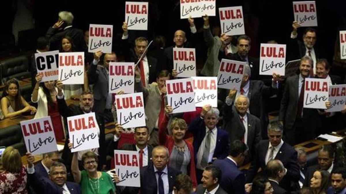 Diputados opositores sostienen carteles que dicen "Lula Libre",en el Parlamento. 