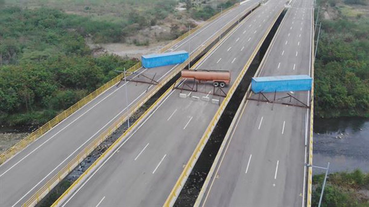 Puente fronterizo entre Venezuela y Colombia bloqueado por ejército bolivariano