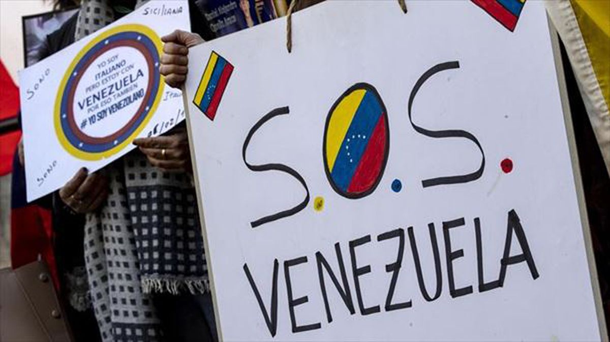 Un cartel pidiendo ayuda para Venezuela