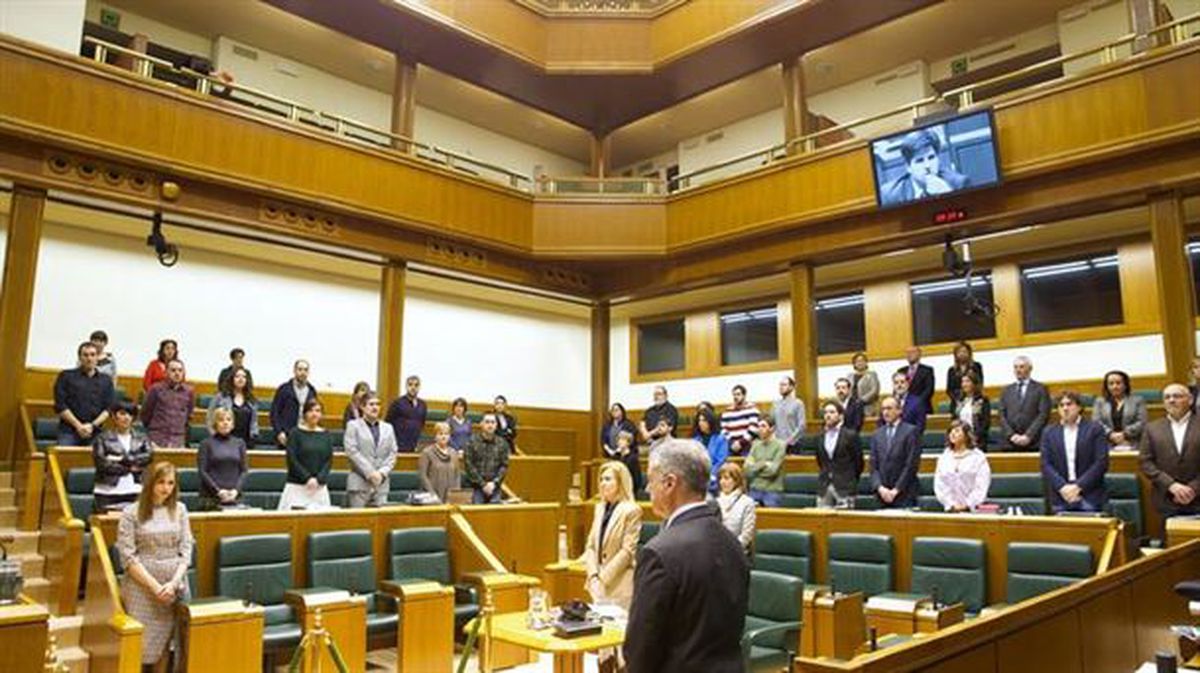 Minuto de silencio en el Parlamento Vasco por Gregorio Ordóñez