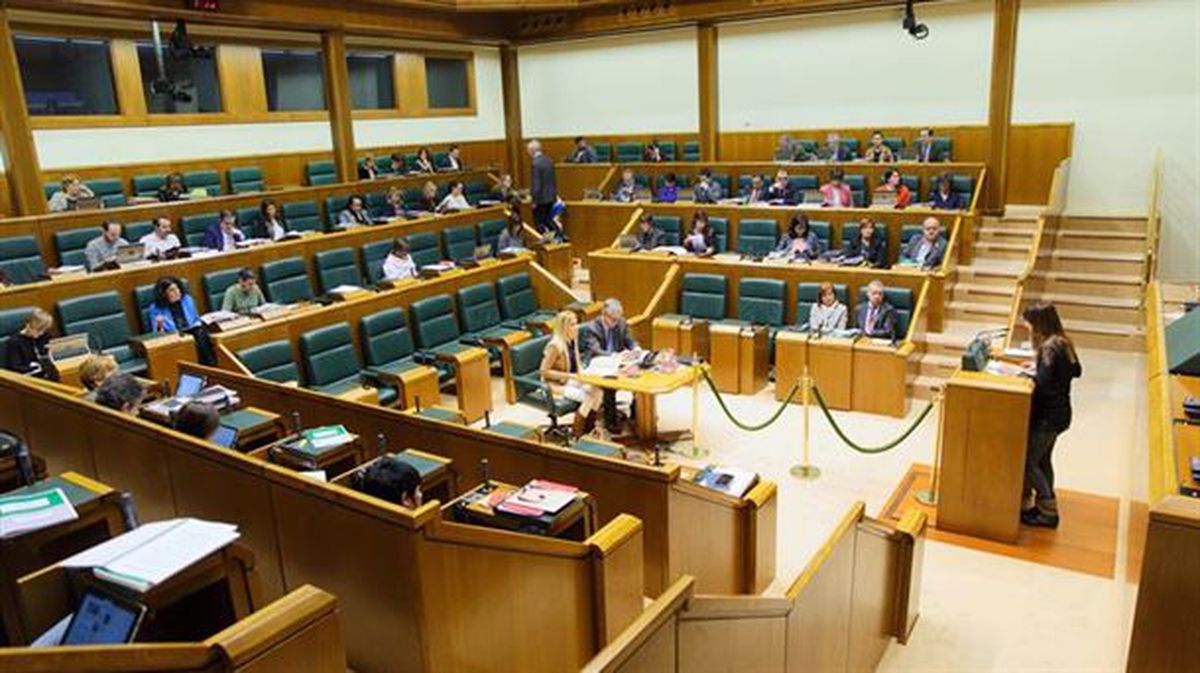 Imagen de archivo de una sesión en el Parlamento Vasco. Foto: EFE. 