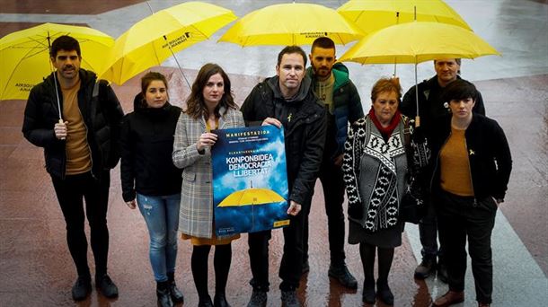 Los portavoces de Gure Esku Dago muestran el cartel que llama a la manifestación.