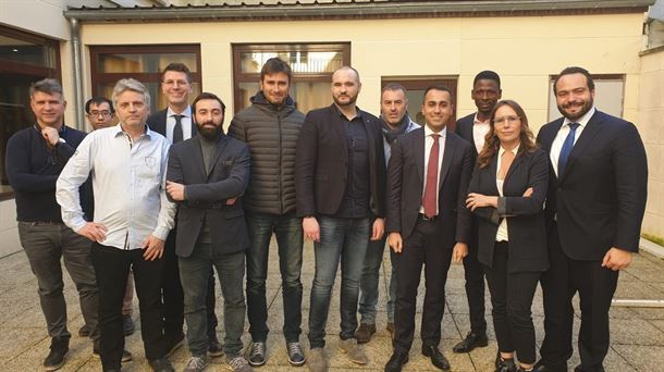 Foto de familia de Luigi Di Maio y los representantes de los 'chalecos amarillos'