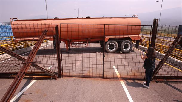 Obstáculo en el puente de Tienditas, entre Venezuela y Colombia. 