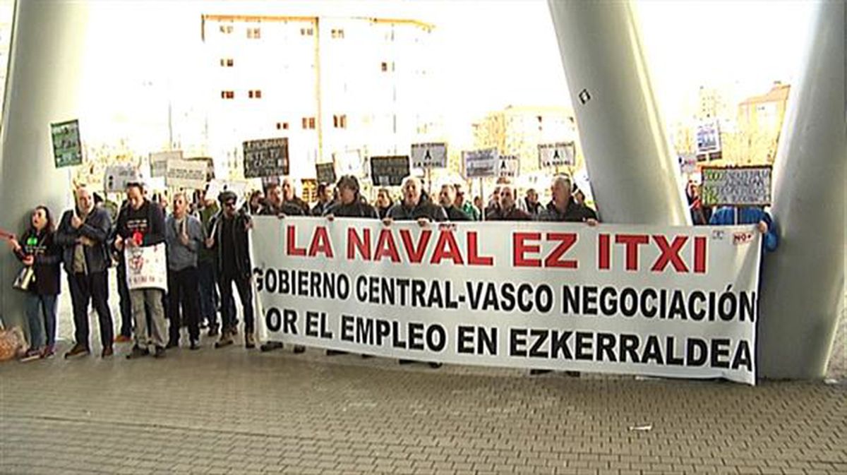 Protesta de los trabajadores de La Naval, hoy ante el BEC