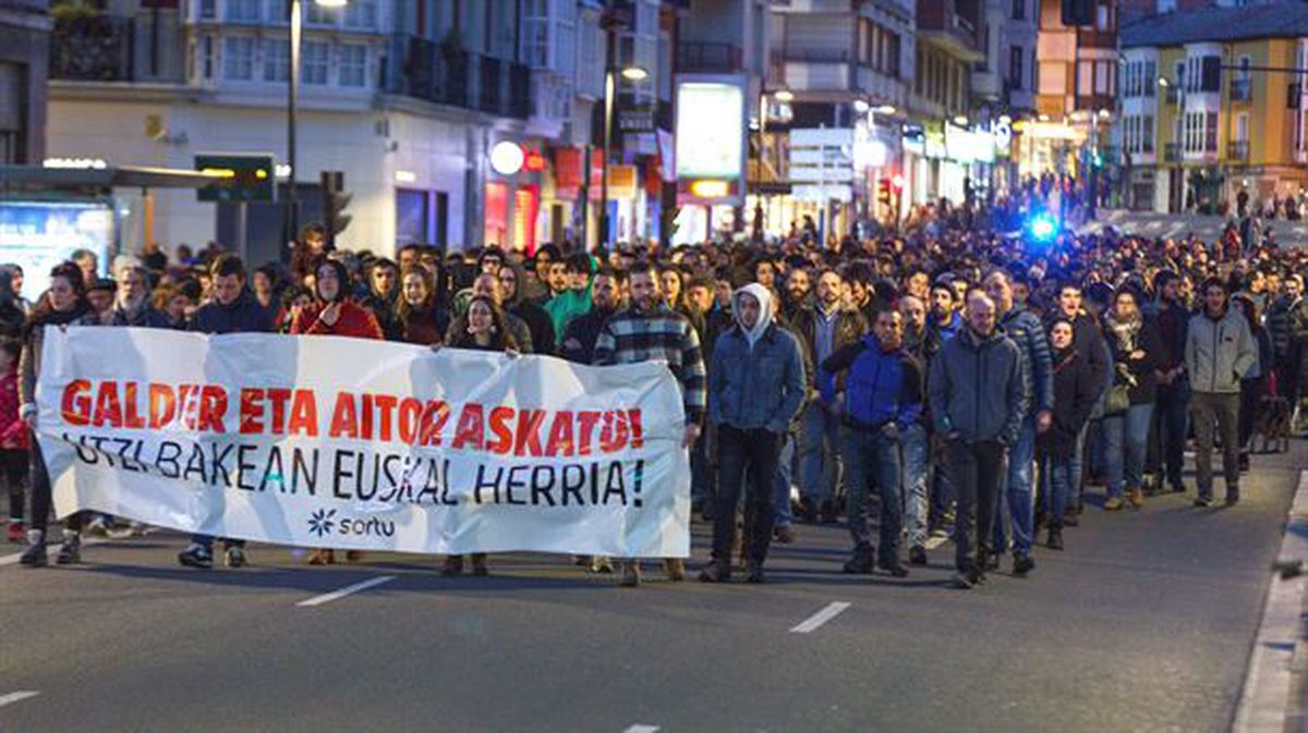 Manifestación por la libertad de los dos jóvenes detenidos, en Vitoria-Gasteiz.