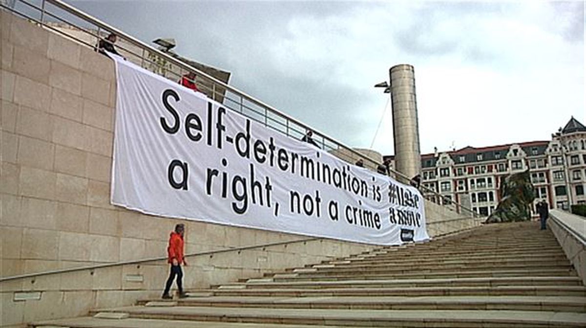 'Make a move' protesta Guggenheim parean