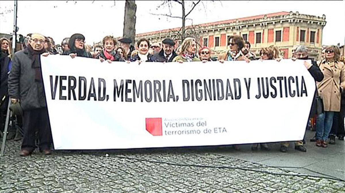 Pancarta en el homenaje a las víctimas de ETA, en Pamplona.